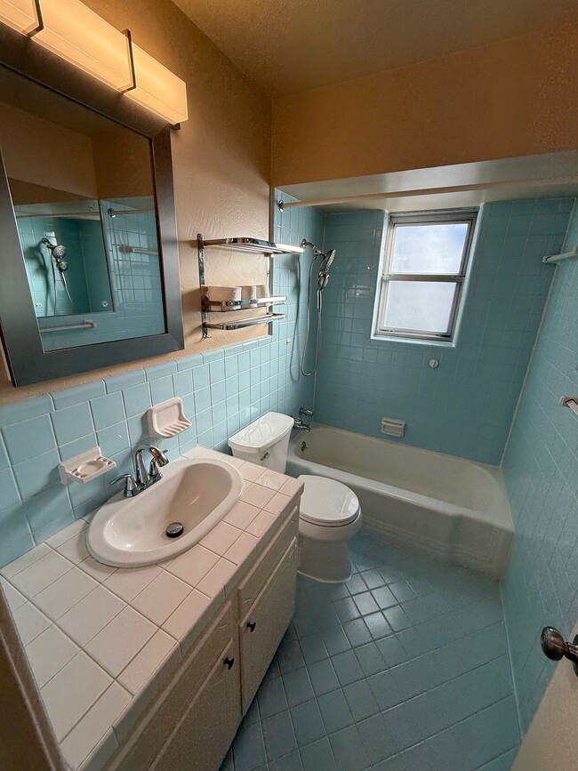 Main Bathroom - 3009 N Woodcrest Dr