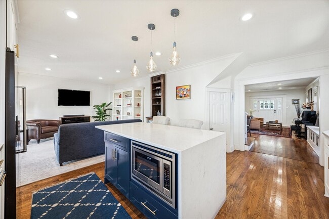 Building Photo - 825 Merrill St