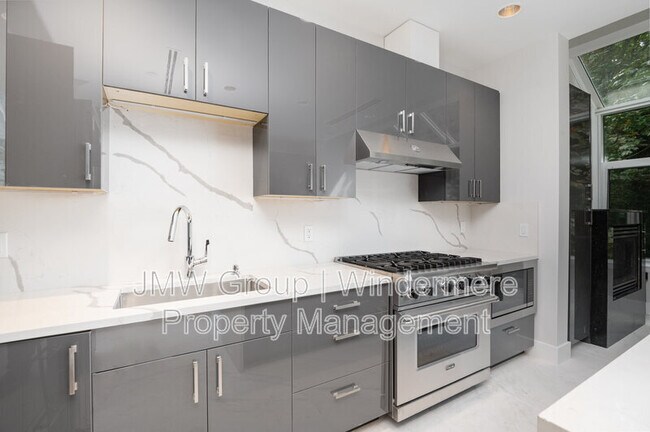 Building Photo - 1709 Harbor Ave SW