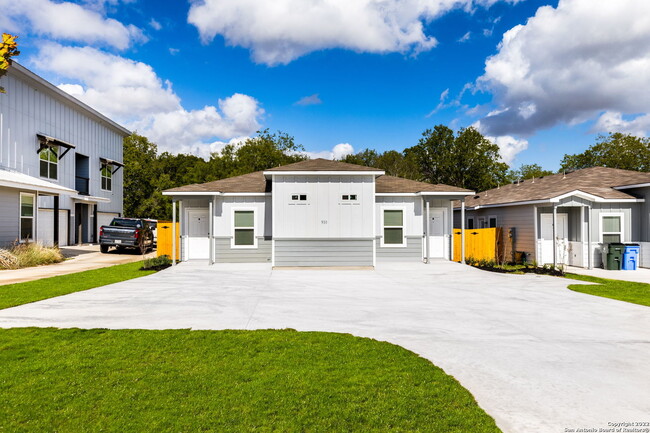 Building Photo - 930 Country Club Dr