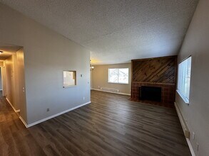 Building Photo - Beautiful Top Floor Condo with Great Views!