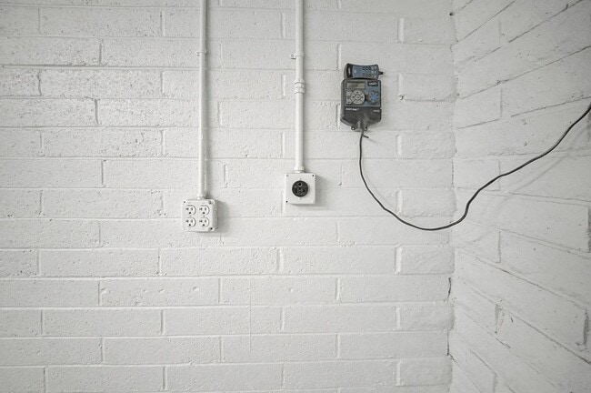 Building Photo - Tempe 5 bedroom 3 bath with pool and HUGE yard