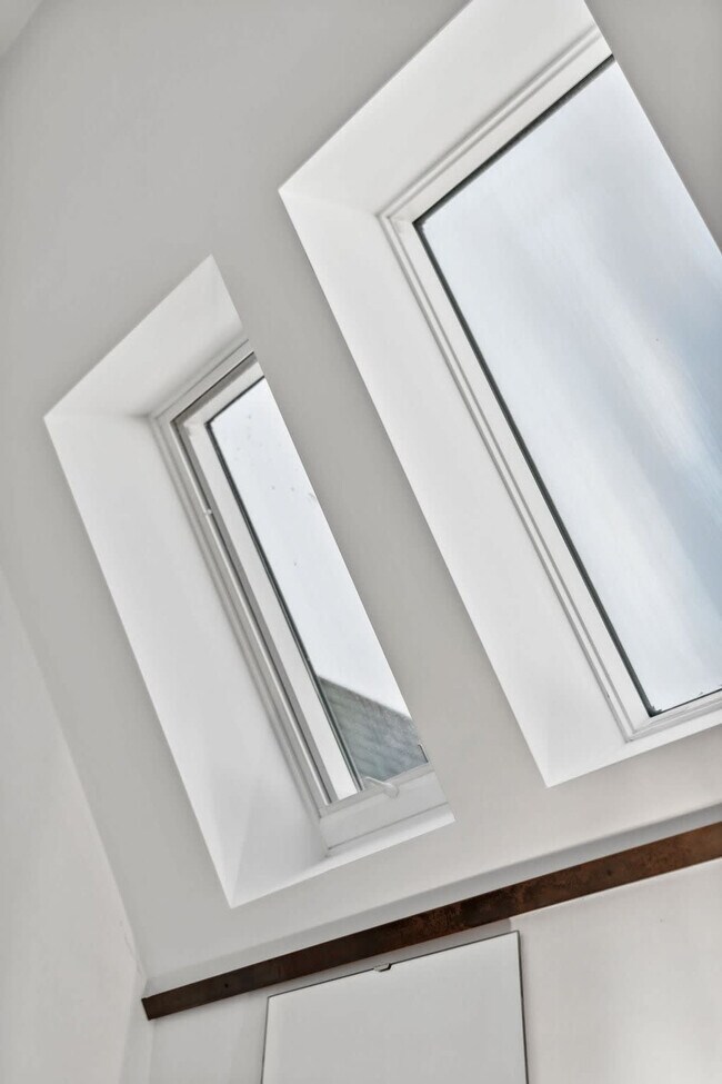 Building Photo - 10 Anchor St