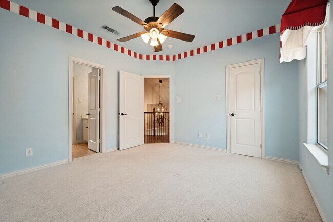 Building Photo - 4046 E Hill Dr