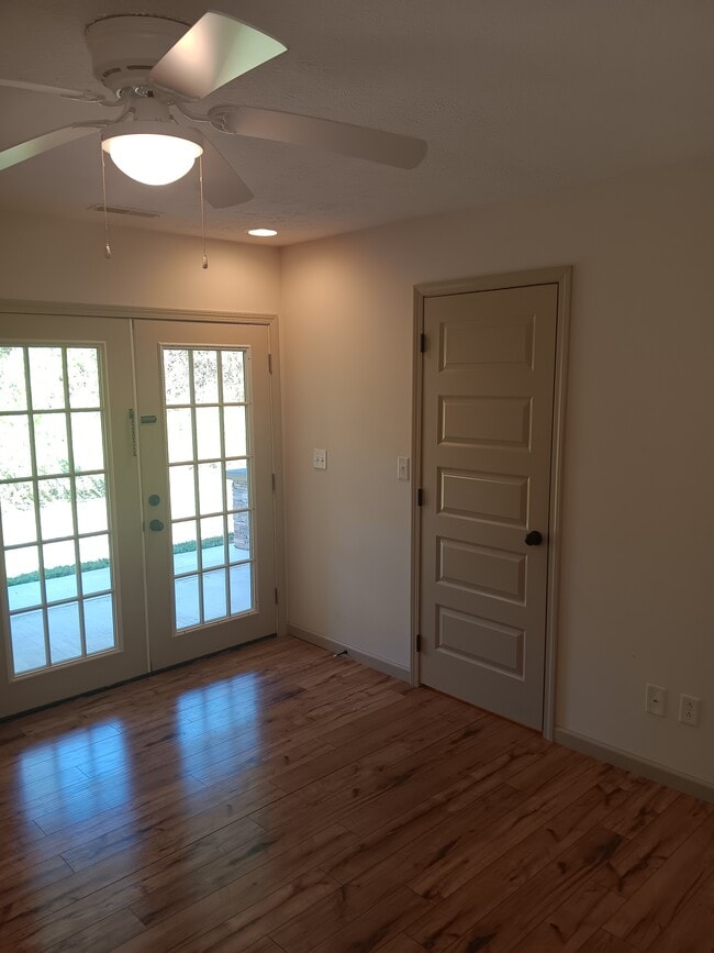 Building Photo - 809 Island View Dr