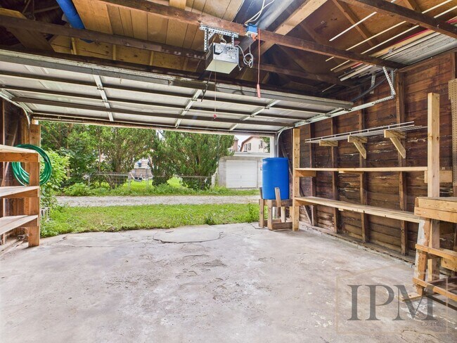 Building Photo - Available Now Beautiful 4 Bedroom Home with Garage, Central Air & Large Yard in York City.