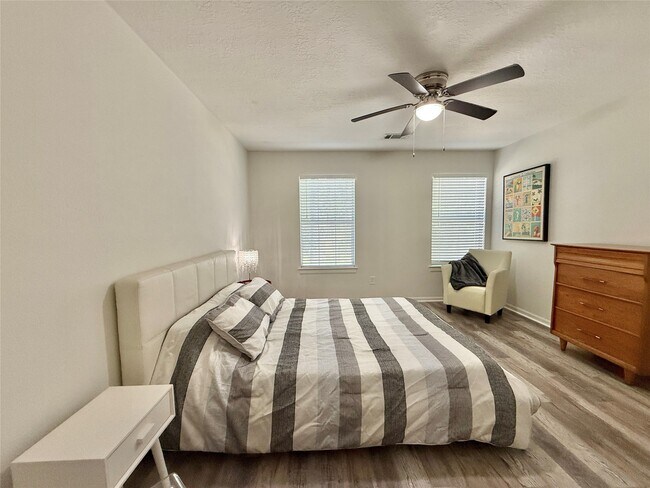 Building Photo - 2 Twin Feather Pl