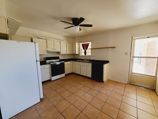 Building Photo - Great Duplex located at Manhattan Heights