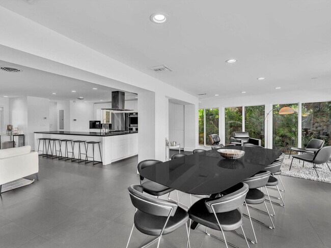 Building Photo - 1640 NE 43rd St