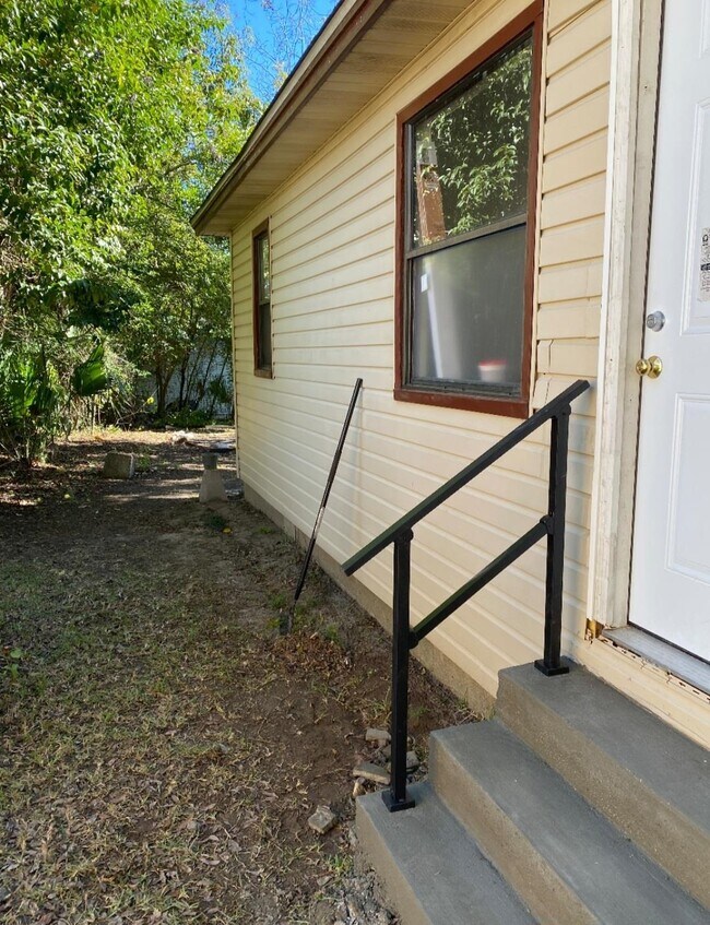 Building Photo - 1015 Richmond St