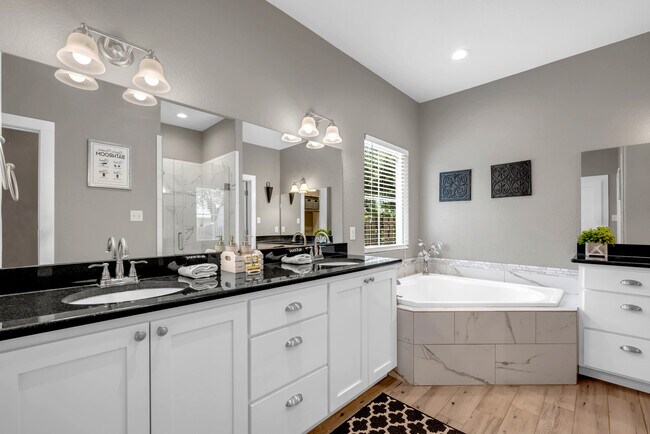 Building Photo - 113 Winding Oak Dr