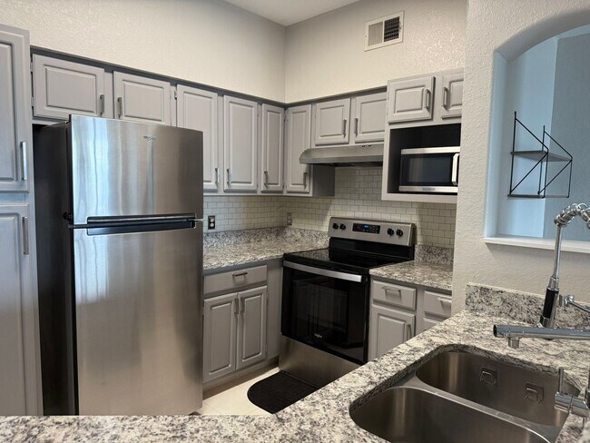 Building Photo - $1950 | 3-Bedroom 2-Bath Condo | Fully Ren...