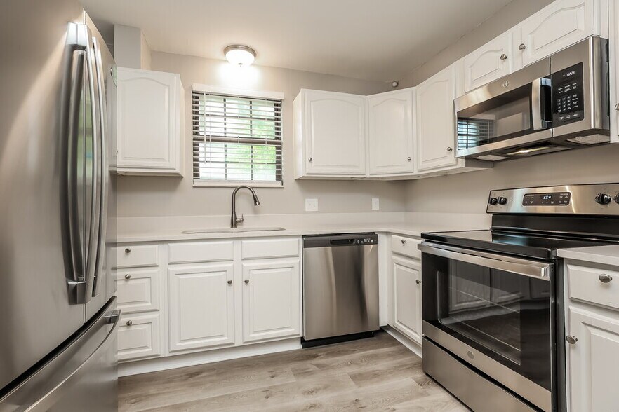 Building Photo - 5173 Roxborough Dr