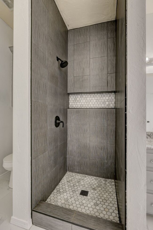 Building Photo - 1605 Silver Oak Dr