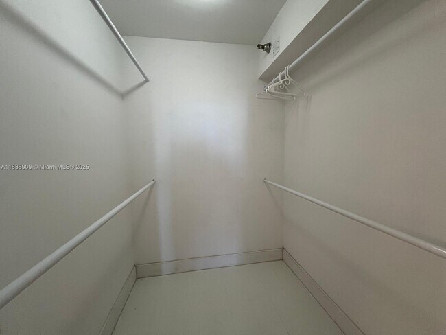Building Photo - 20515 E Country Club Dr