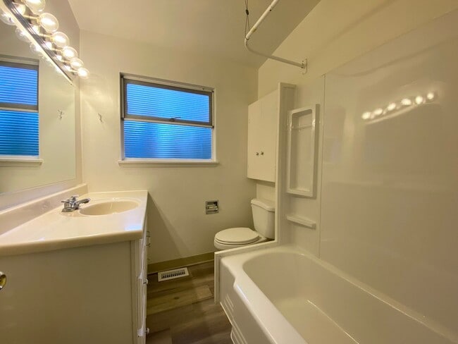 Building Photo - Des Moines Rambler w/ Large yard