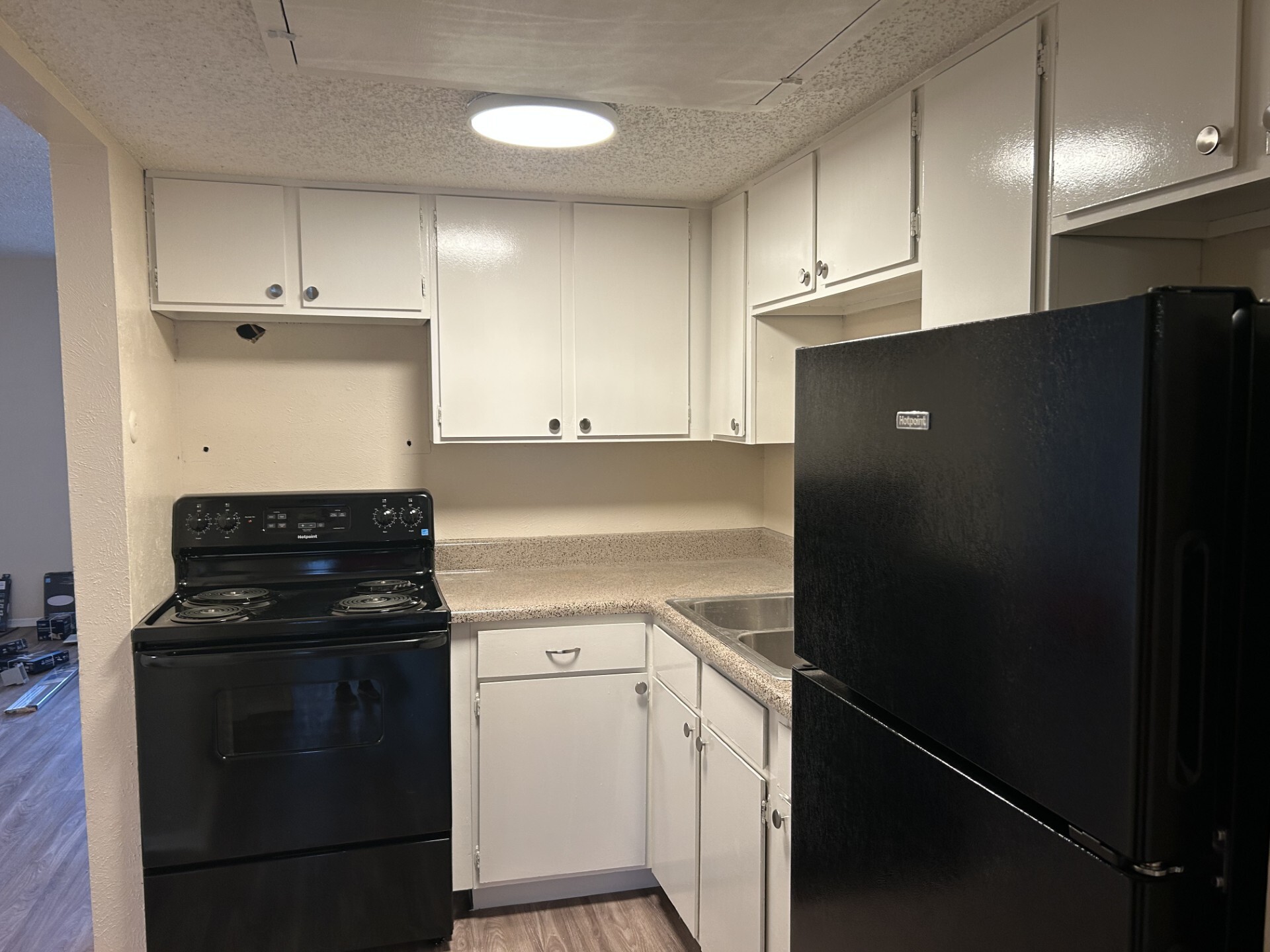 1 Bedroom kitchen- Black Appliances - Oakcrest Apartments