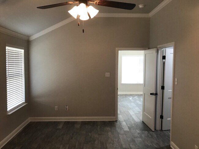 Building Photo - Gorgeous 2 bed/2 bath near Bunny Trail