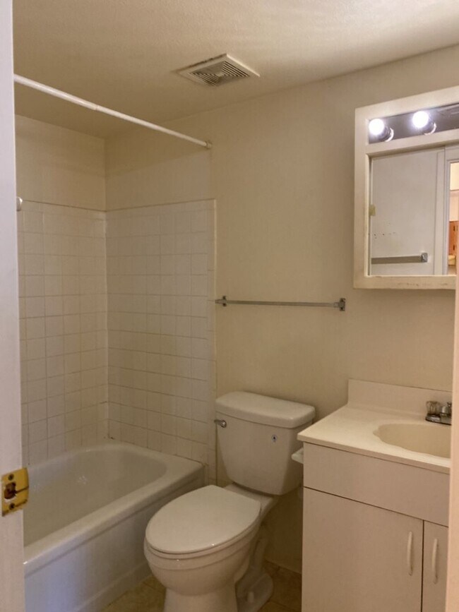 Building Photo - 1705 Heatheridge Rd