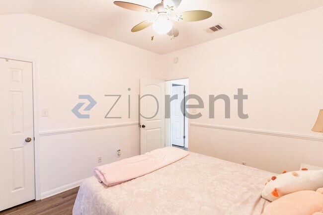 Building Photo - Unit