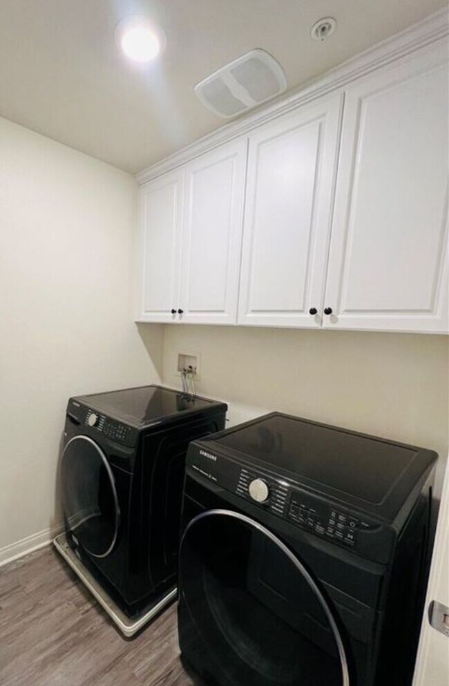 Building Photo - 3 Bdrm, 2.5 Ba Townhouse w/2 Car Attached Garage Available For Rent