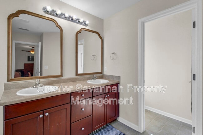 Building Photo - 145 Chapel Lake S
