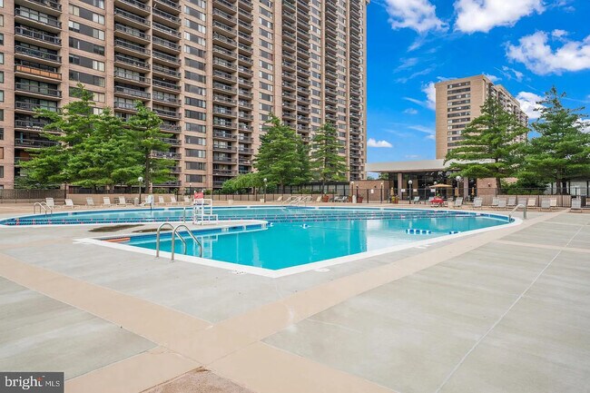 Building - Outdoor Pool! - 3701 S George Mason Dr