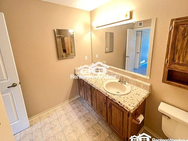 Building Photo - 12093 W Cross Dr