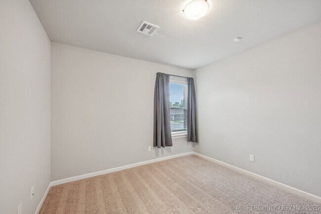 Building Photo - 6370 E 146th St S