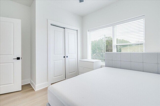 Building Photo - 3000 Duval St