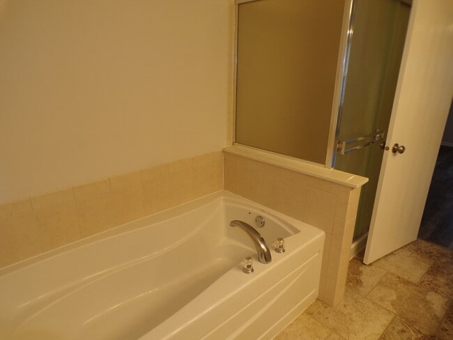 Building Photo - 1595 Millbrook Dr
