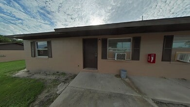 Building Photo - Nice and Cozy 2 Bed/1 Bath Apartment