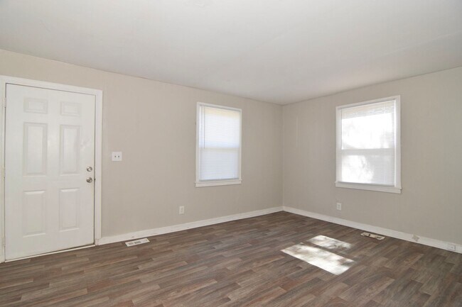 Building Photo - 667 Lorraine Dr