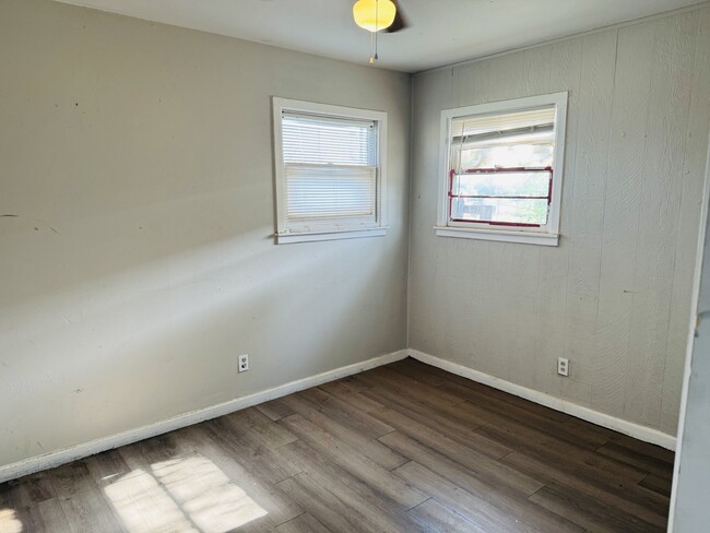 Building Photo - 402 39th St
