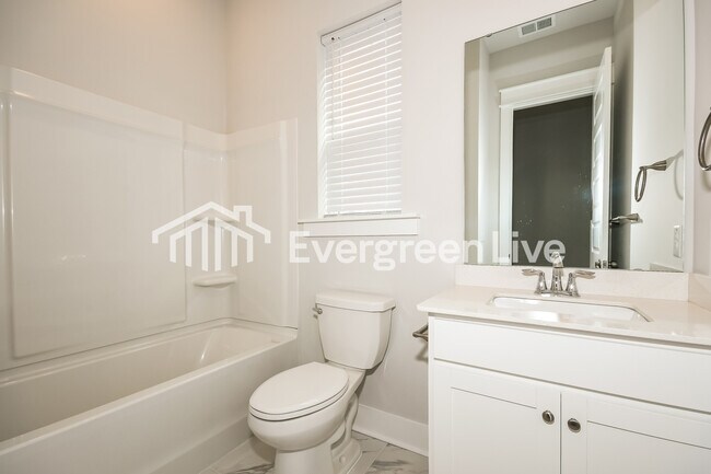 Building Photo - 132 Bloomsbury St