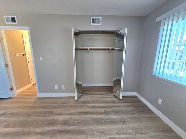 Building Photo - Beautifully Updated #4 Condo