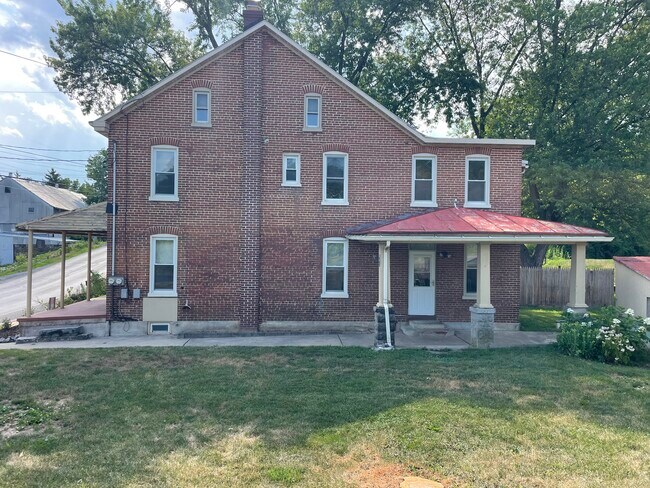 Side yard - 1380 Diamond Station Rd