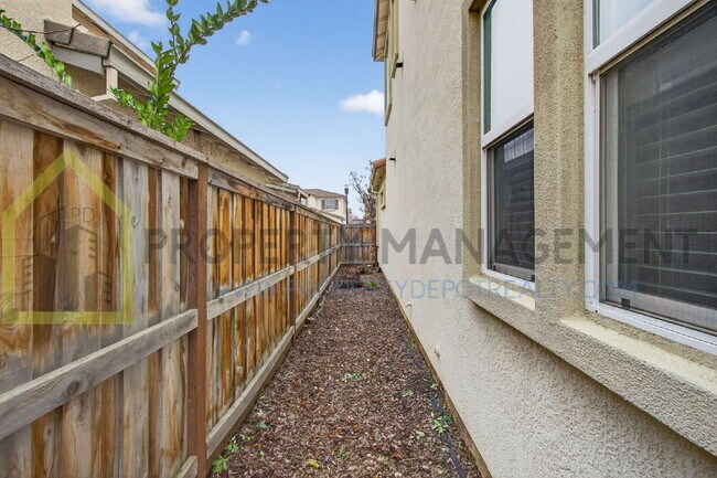 Building Photo - Spacious Elegance Awaits: 4-Bedroom Home with Hardwood Floors in Elk Grove!