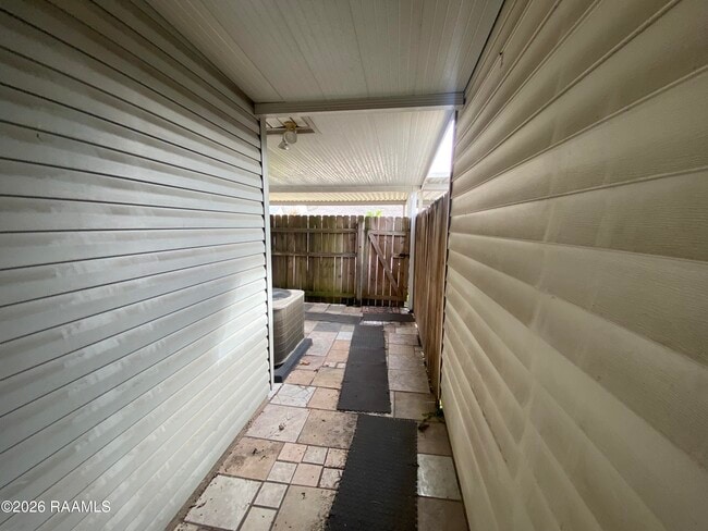 Building Photo - 5133 Sleepy Hollow Dr