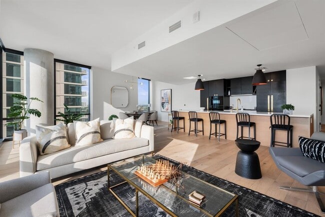 Building Photo - 70 Rainey St