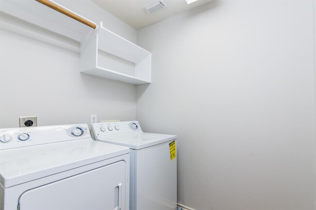 Building Photo - 215 N Burberry Park Cir