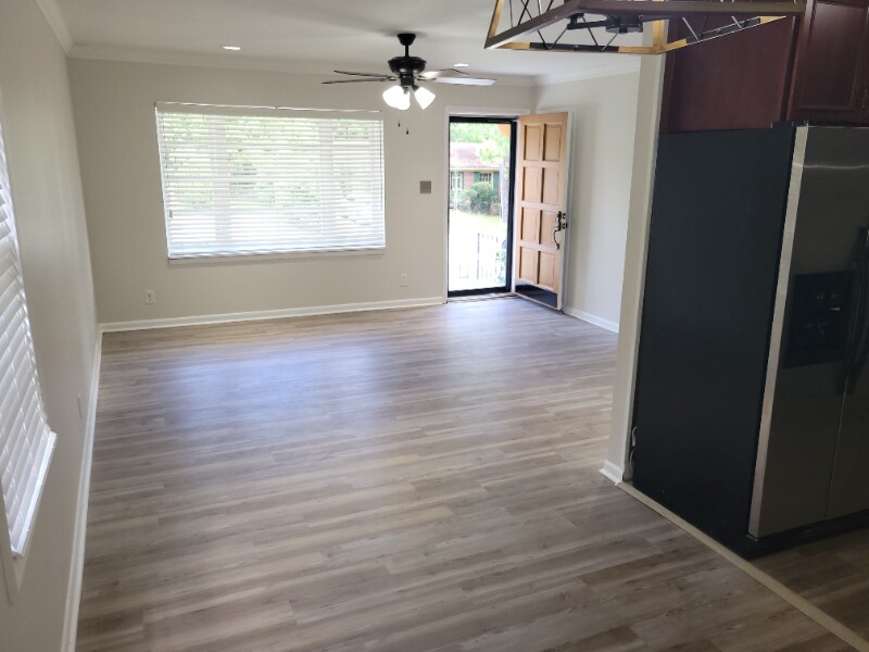 Building Photo - 3567 Kingsview Dr