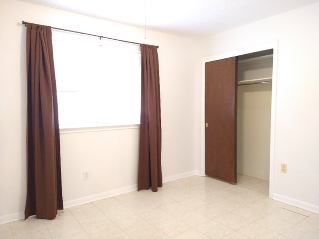 Building Photo - 1541 Maplewood Dr