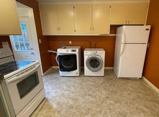 Building Photo - Charming 2 bedroom/1 bath Walking distance...