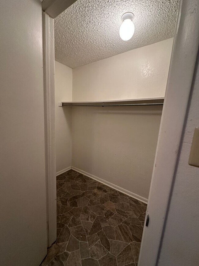 Building Photo - $1500 Move-In-Special