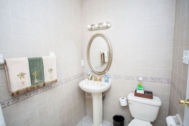 Building Photo - 207 Empress Ct