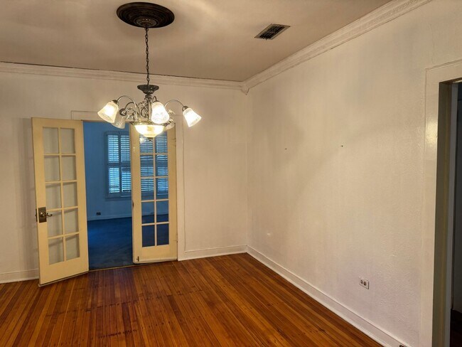 Building Photo - Adorable Cleburne Cottage