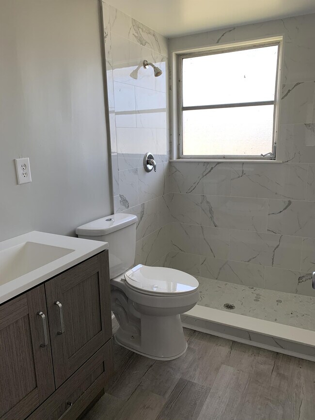 Building Photo - 1920 W Lakeview Blvd