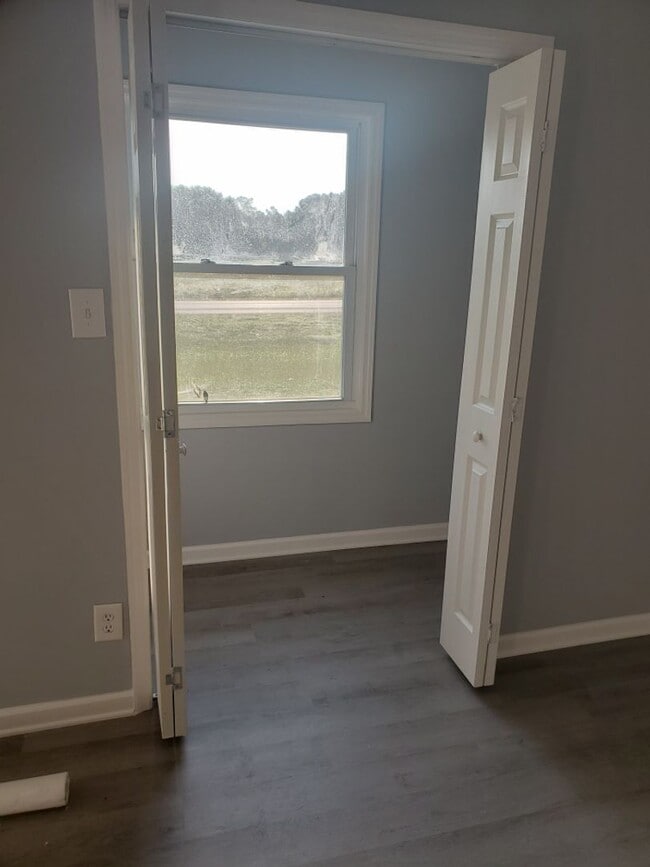 Building Photo - 1 BD AVAILABLE NOW. $600 PER MONTH. NEW STAINLESS STEEL APPLIANCES and UPDATES!!