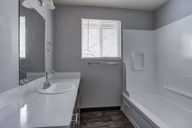 Building Photo - Great 1 Bed 1 Bath unit waiting for you to...